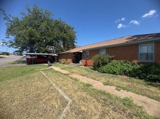 111 E Locust Ave, Sayre, OK 73662