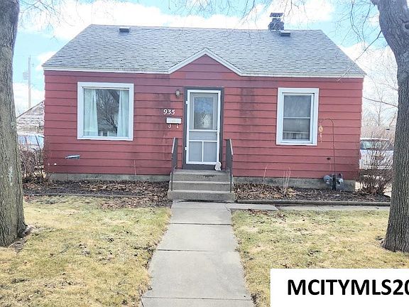 2nd image of 935 11th St NE