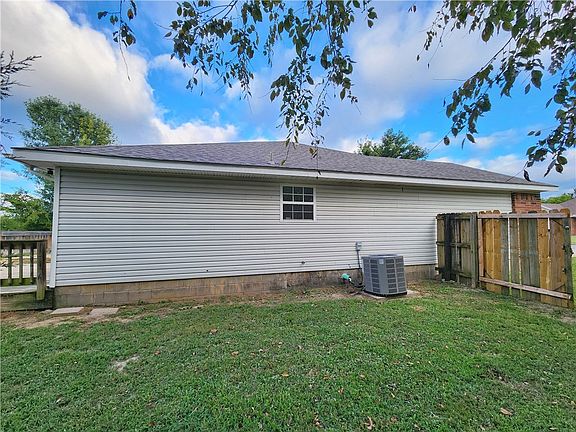 4th image of 1360 Fox Trail Dr