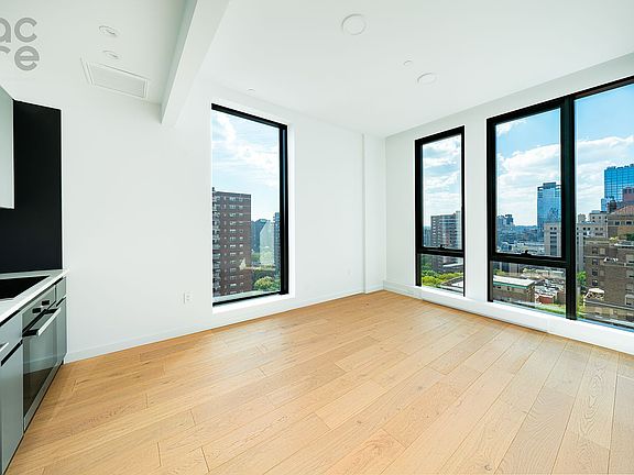3rd image of 300 W 30th St Penthouse B