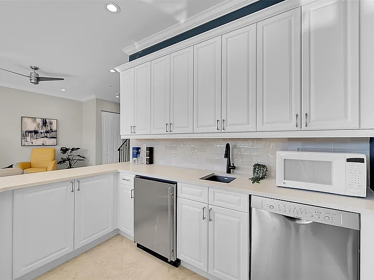 2254 SE 7th St — Photo 15