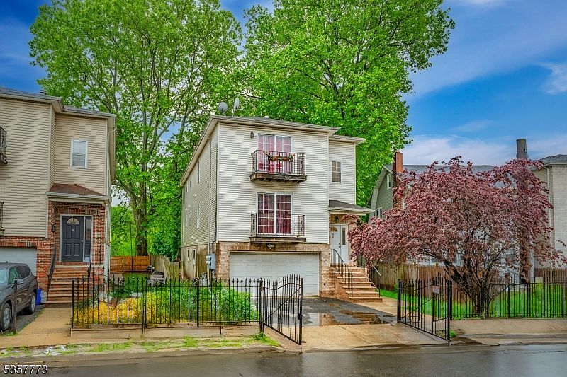 1st image of 40-42 Hinsdale Pl