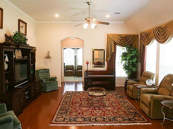 3rd image of 5303 Juniper Terrace Ln