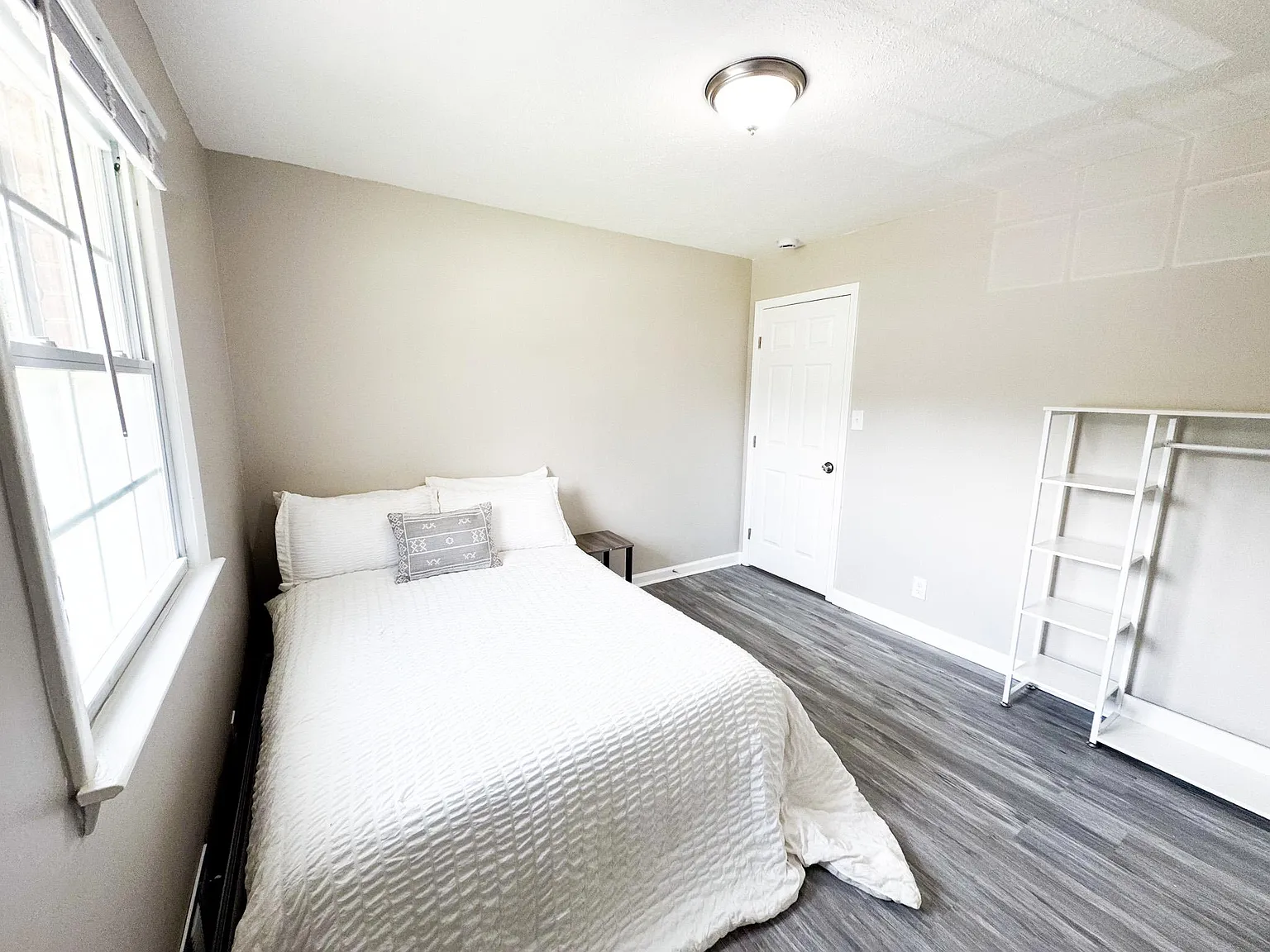 4 bed, 4.0 bath, 2400 sqft, $637 — Photo 2