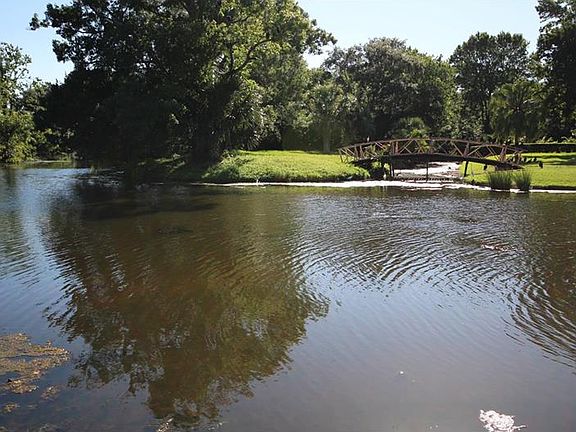 4th image of 703 Riverbend Blvd