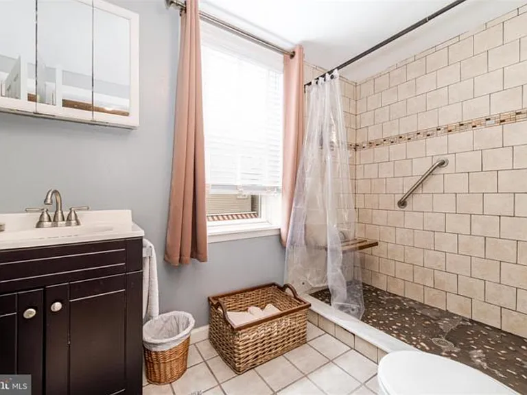 213 Daly St — Photo 17