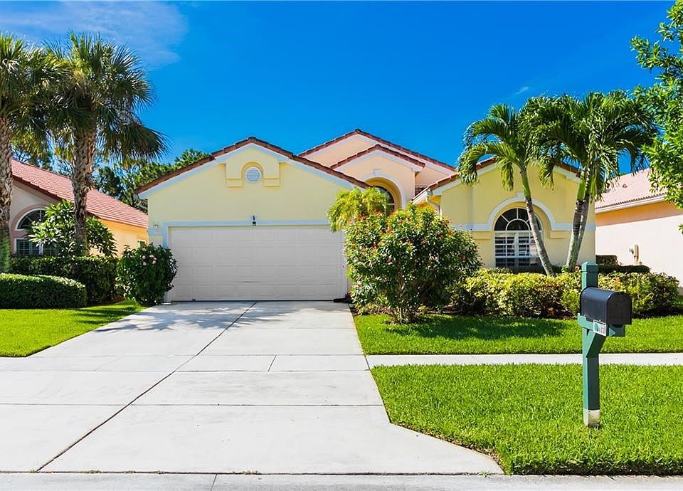 Welcome to 7031 SE Twin Oaks Circle, in desirable Summerfield, where HOA fees are only $125 per month!