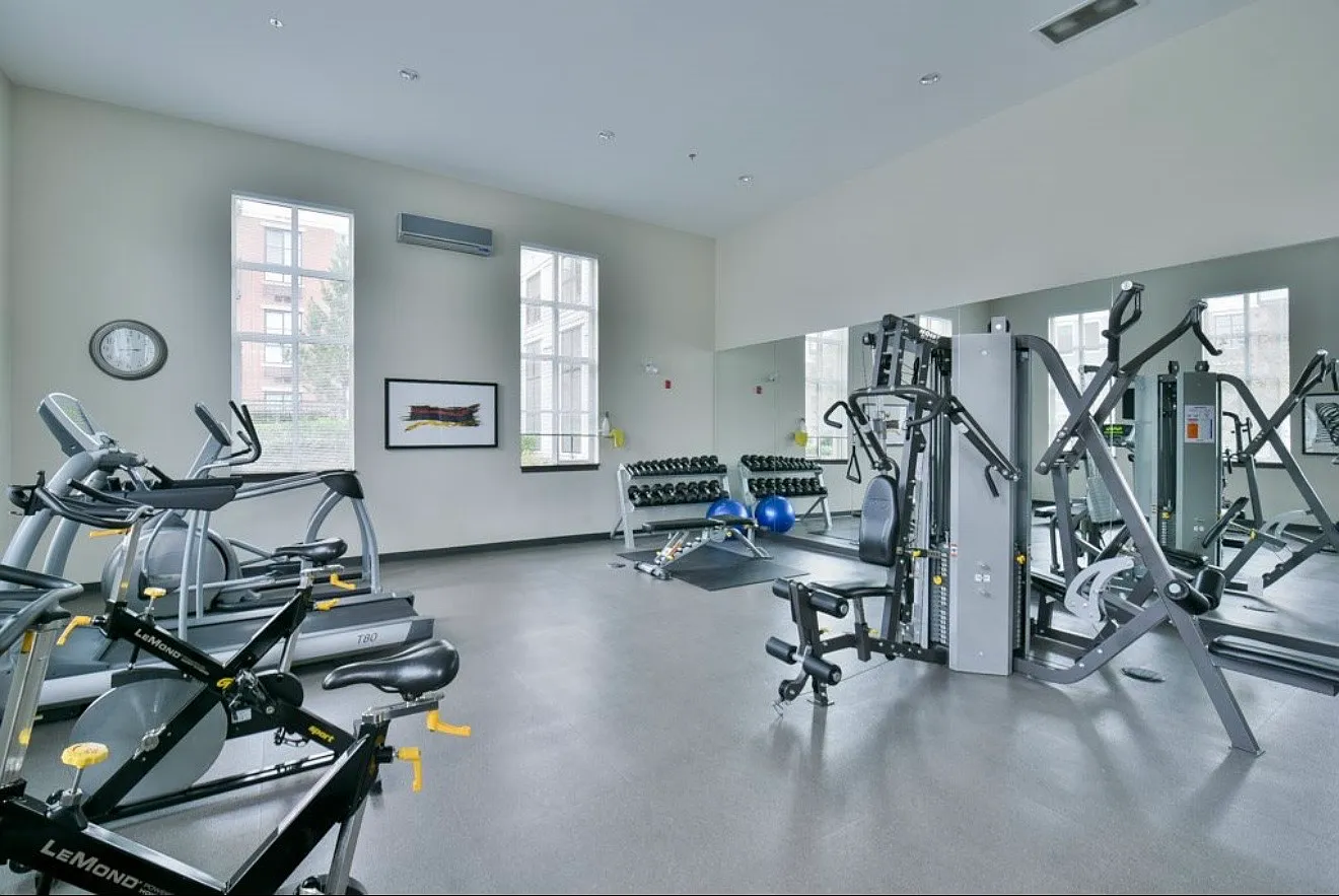 2 bed, 875 sqft, $2,400 — Photo 2