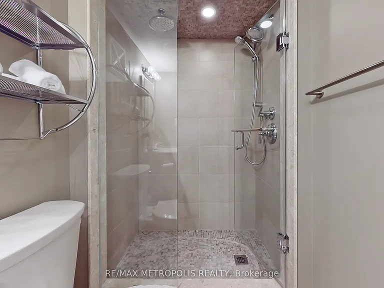 14 Piazza Cres — Photo 31