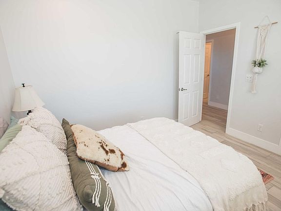 5th image of 1641A La Guardia Cir