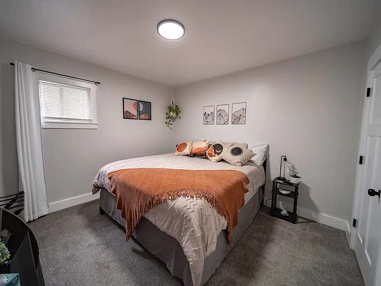 119 N 200 E — Photo 36