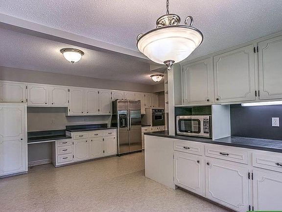 Kitchen and breakfast nook area