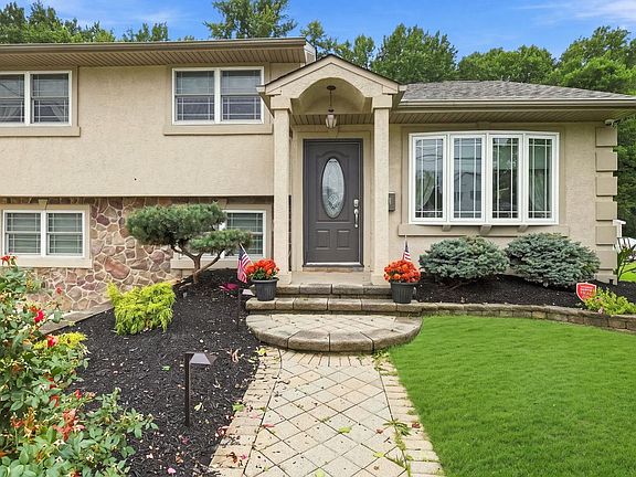 4th image of 30 Pleasant Valley Dr
