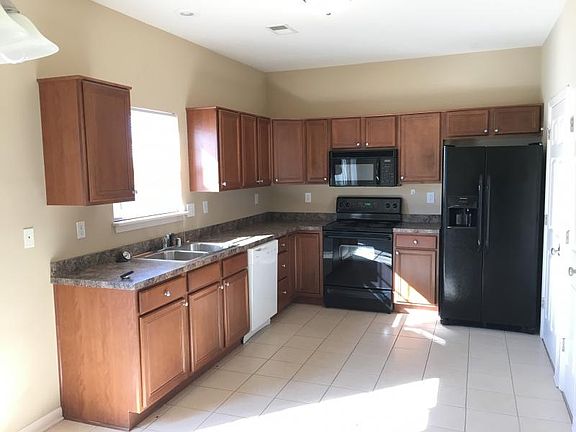 5th image of 110 Lowell Ct