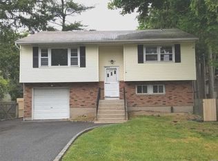 279 Maplewood Rd, Huntington Station, NY 11746