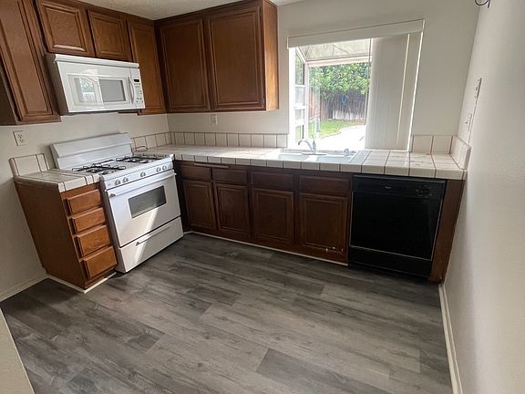 4th image of 2682 Reservoir Dr