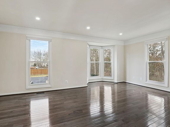 2nd image of 43840 Laburnum Sq