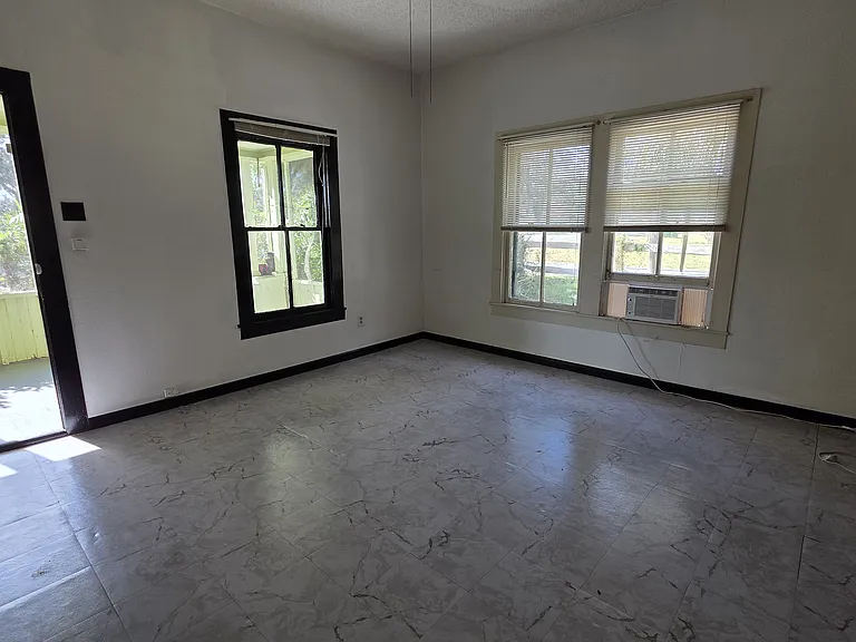 310 E Noble Ave — Photo 9