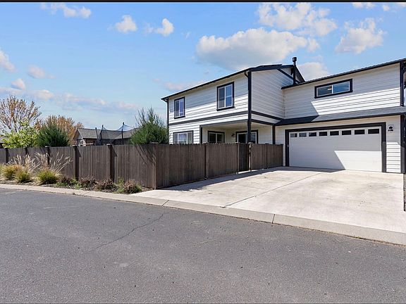 3rd image of 1008 NE Whistle Way