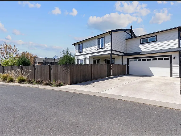 1008 NE Whistle Way — Photo 3