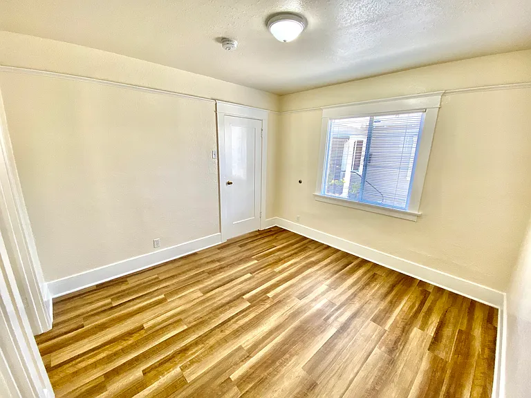1032 W 1st St #B — Photo 9