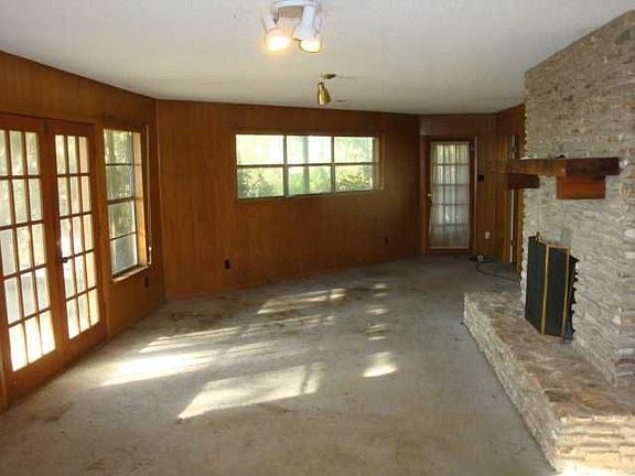 4th image of 13 Lost Pines Ave