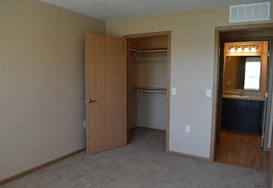 Yankton Heights Apartments — Photo 7