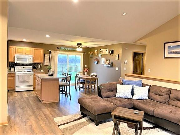 3rd image of 537 S Woodpine Dr