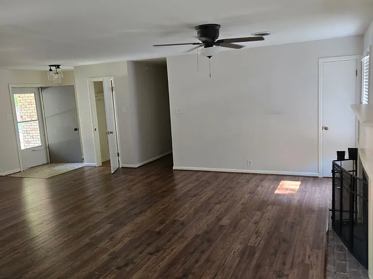 1907 Laurel Rd — Photo 1
