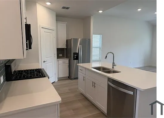 6 bed, 2800 sqft, $3,900 — Photo 4
