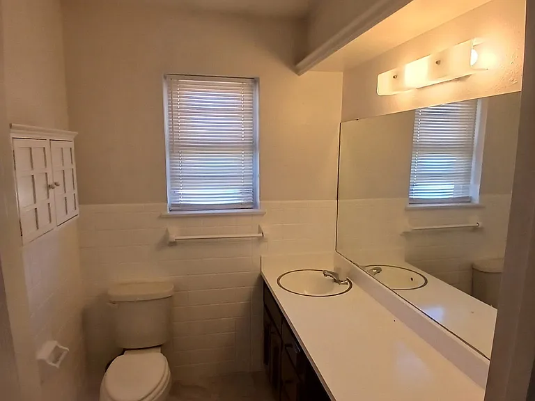 1406 E 1st St #8 — Photo 6