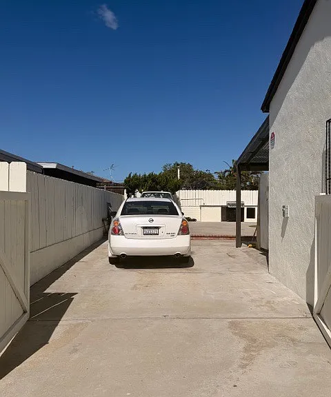 2117 E Division St — Photo 8
