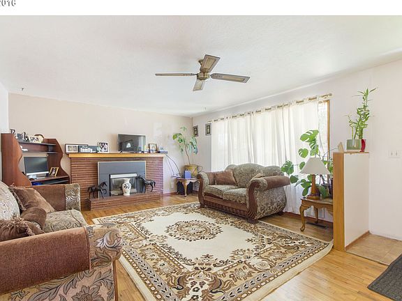3rd image of 980 NE Sturgess Ave