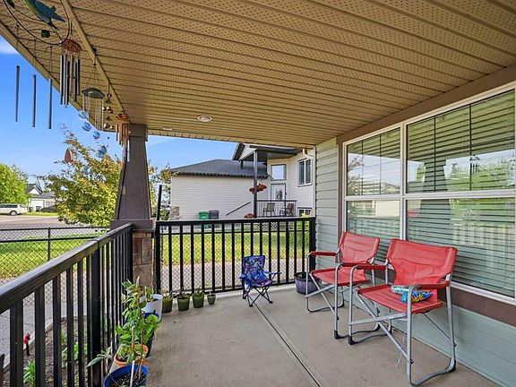3rd image of 203 E Hillcrest Blvd