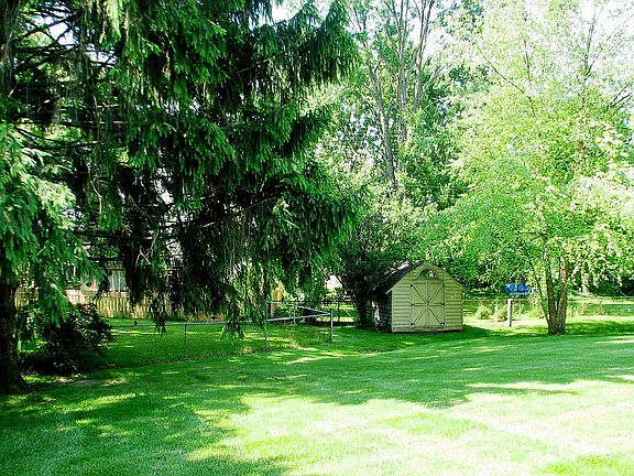 Rear Yard, very large