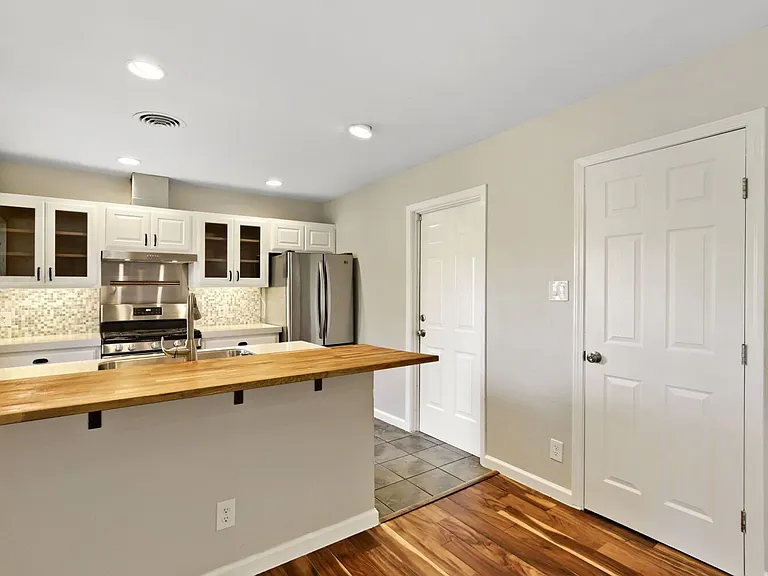 5716 Wellington Dr — Photo 8