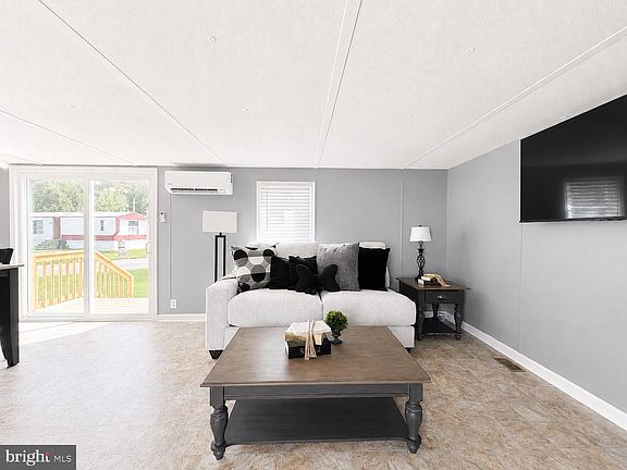 2nd image of 26 Carpenter St #26