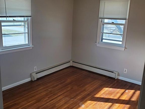 3rd image of 210 W 8th St #10790017