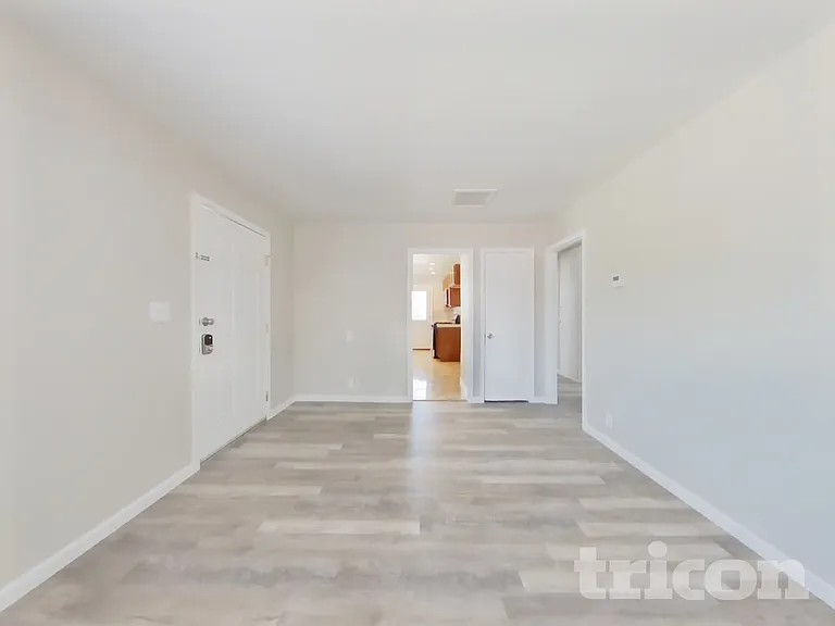 1126 W Ovington St — Photo 2