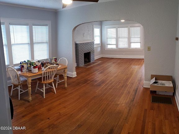 5th image of 211 E Voorhis Ave