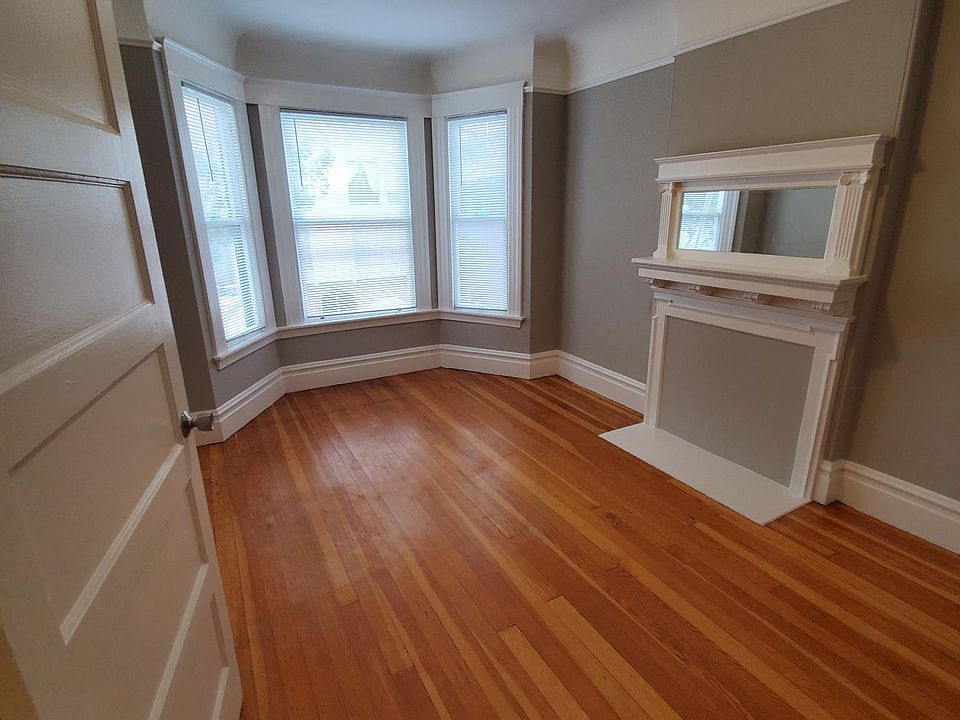 Living room/ 2nd bedroom