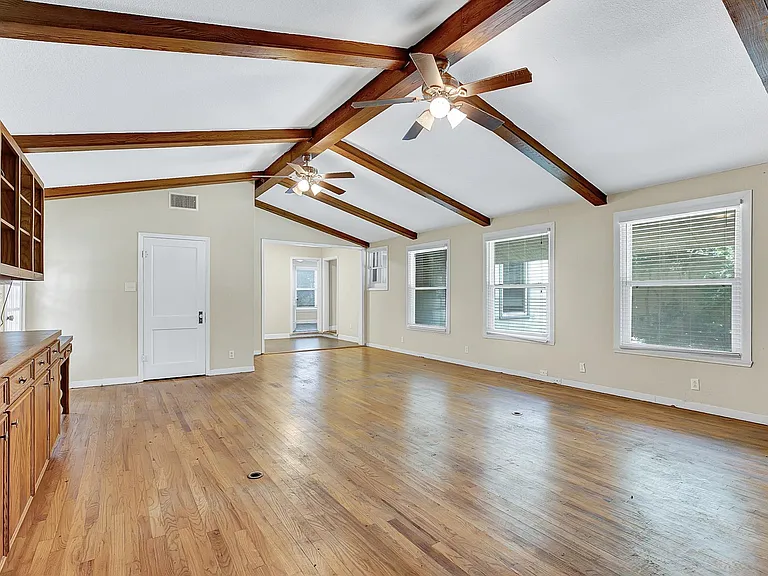 436 W Holland St — Photo 2