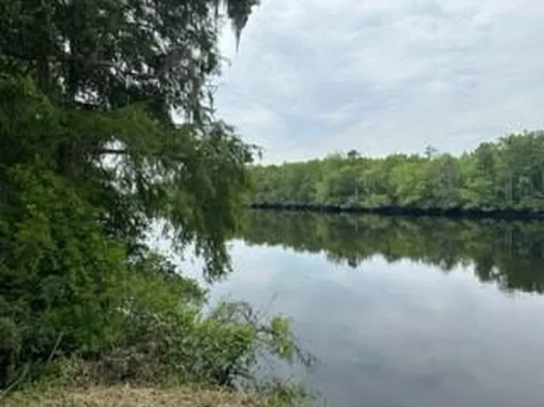 140 Satilla Dr, White Oak, GA 31568