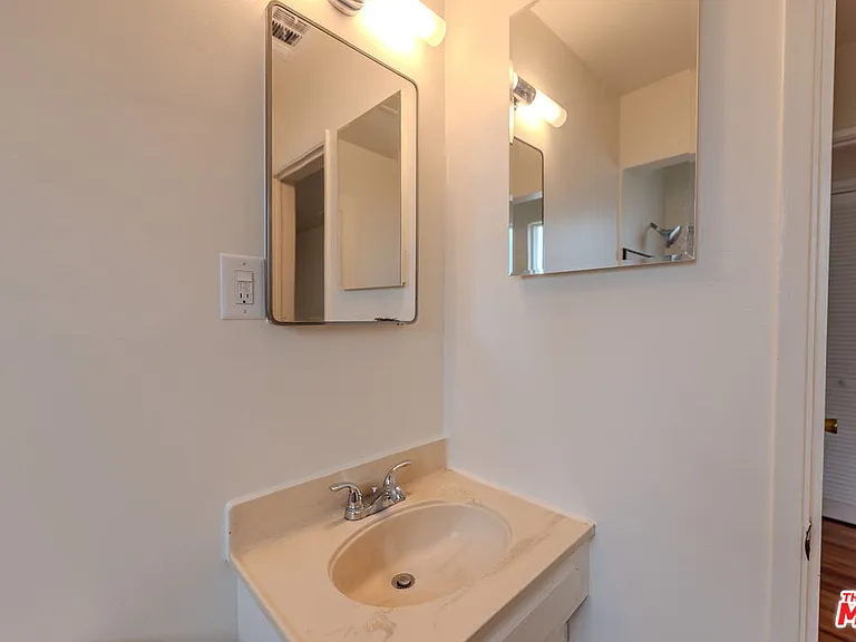 302 N Maple St — Photo 25