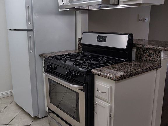 3rd image of 13138 Moorpark St APT 07