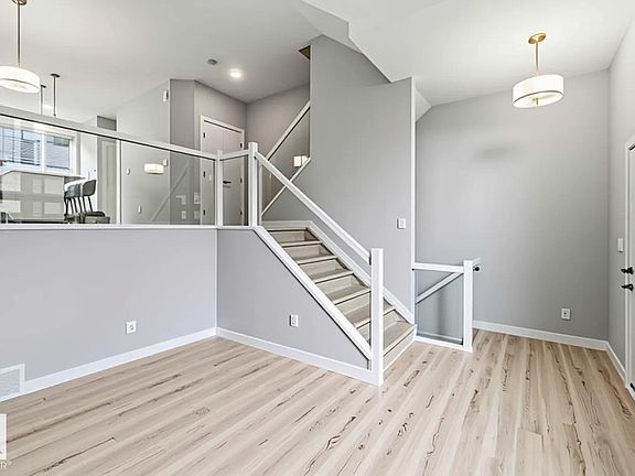 4th image of 1729 Keene Cres SW #33