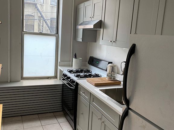 3rd image of 1122 Jackson Ave #1