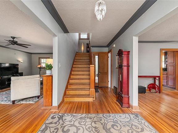 5th image of 416 N Van Brunt Blvd