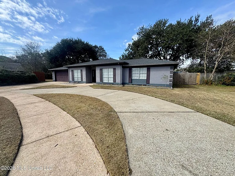 1315 Sussex Dr — Photo 2