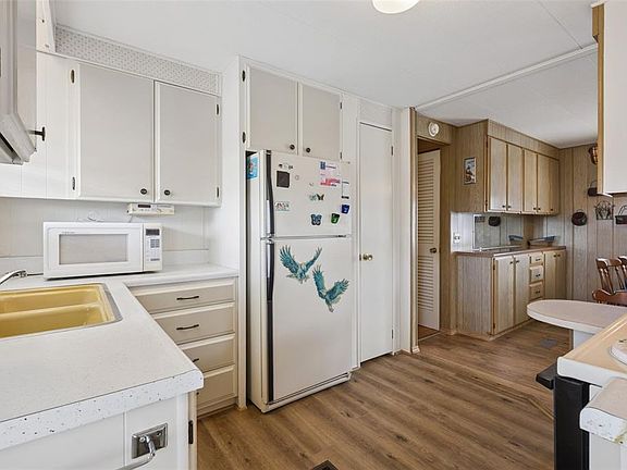 3rd image of 13 COCOS PLUMOSA DRIVE #B